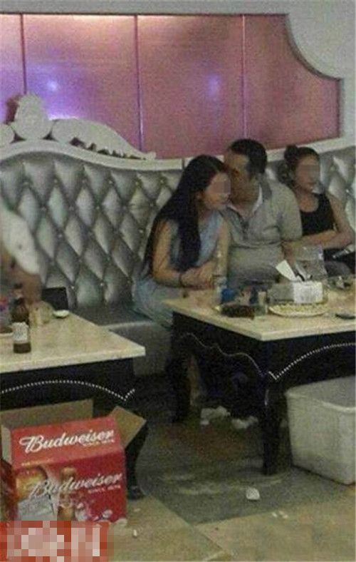 福建一法官在ktv搂抱亲吻陪酒女 已被停职调查