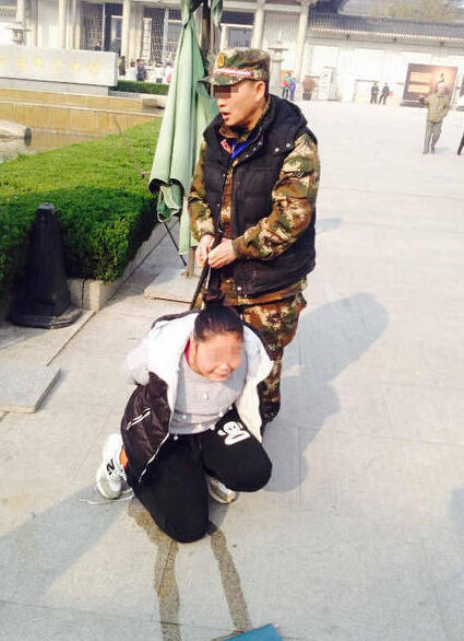 出来混总是要还的!西安一女贼被抓当场吓哭吓尿