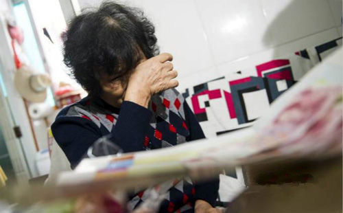 这不是欺负人嘛!老人第一次摆摊 一晚收六百元假币