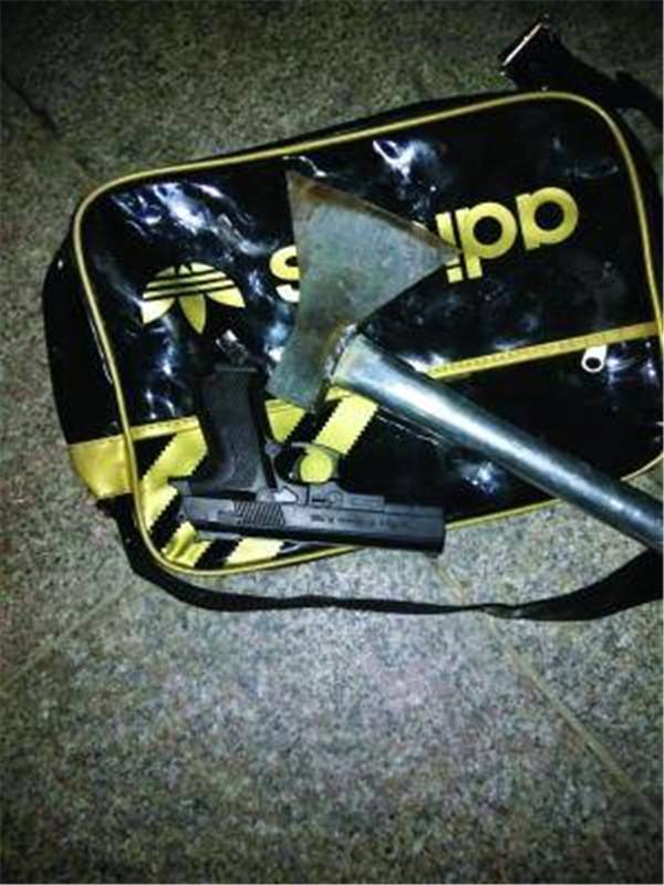 但他没想到的是,11月30日晚10点左右,他认为时机成熟,刚穿戴好装备