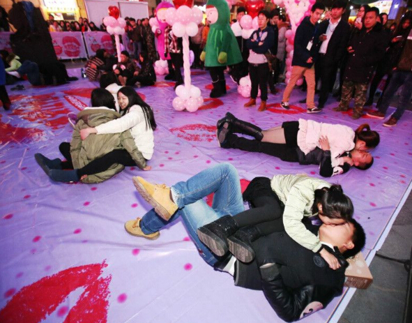 武汉举办接吻大赛 陌生男女现场速配姿势"奇葩"引围观