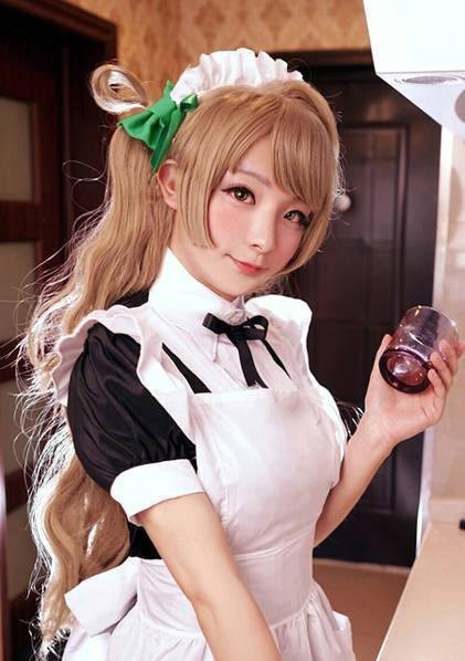 武汉神级"伪娘"秀性感女仆照 胸大腰细是直男