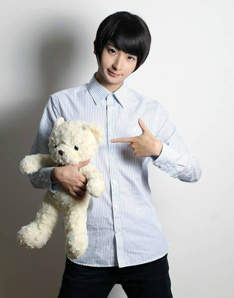 武汉神级"伪娘"秀性感女仆照 胸大腰细是直男