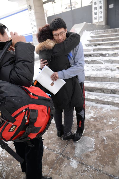 12月4日,雍奎魁(右)与母亲相拥而泣.周立权摄