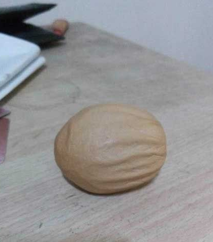 市民买到怪鸡蛋 异形蛋如核桃茄子天鹅