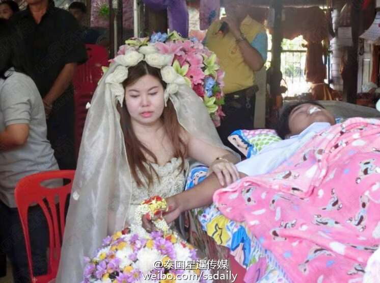 泰國女子堅持與身亡的男朋友結婚 身穿婚紗完成婚禮