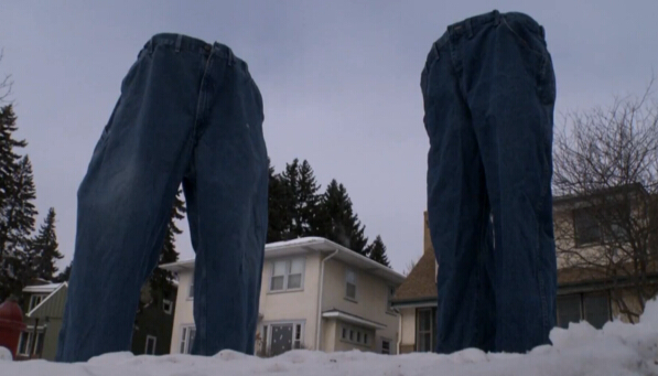 城会玩!美国市民将结冰裤子置院 远看酷似"上身隐形人"