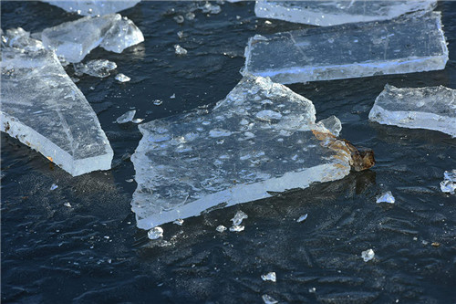 西湖结冰的湖面.