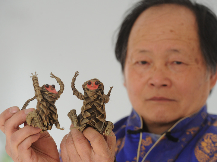 2月2日,江苏苏州民间艺人徐荣兴展示他创作的棕编作品《福猴》.