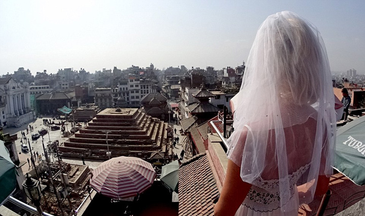 捷克女子离婚后环游世界穿婚纱拍背影