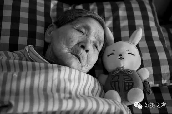 浙传90后为患病外婆拍照 留下外婆最童真的模样