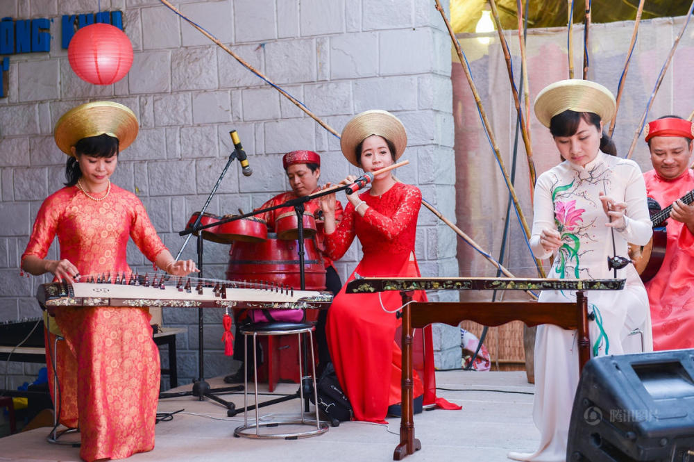 越南美女穿传统服装走秀 酷似英拉