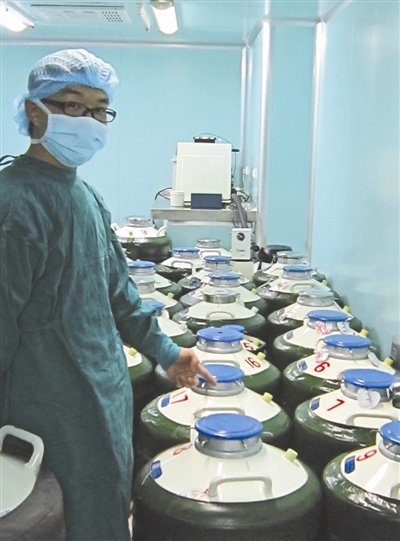 锦江区妇幼保健院的胚胎冷冻室,冷冻胚胎就储存在这些液氮罐内