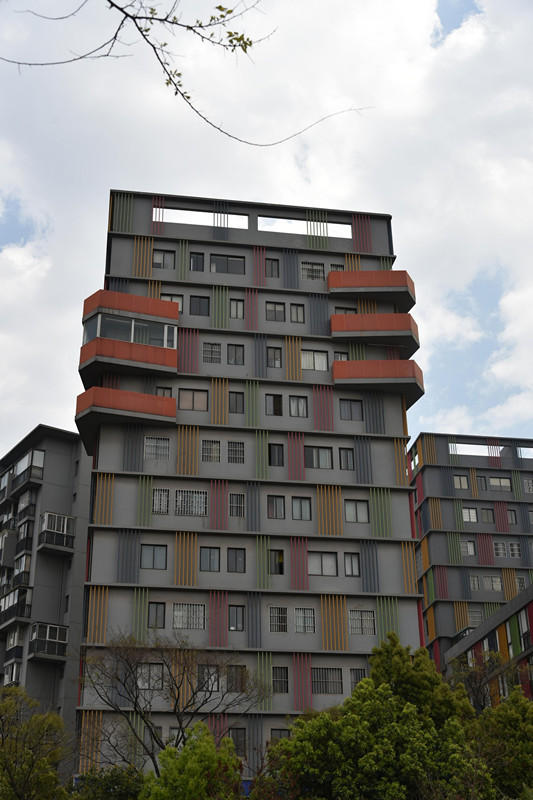 昆明惊现奇葩建筑外墙 好似手指抚琴弦