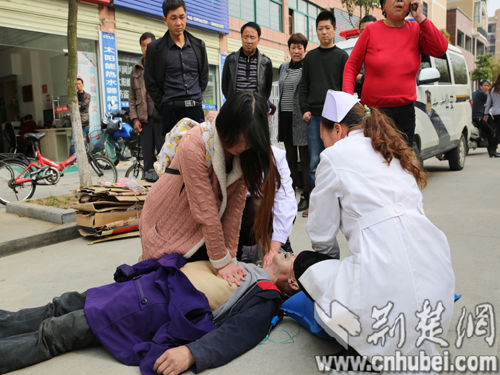 粉衣女孩协助医生抢救老人网友供图