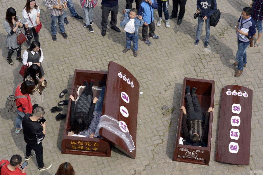 重庆游客进入棺材体验"死一把"