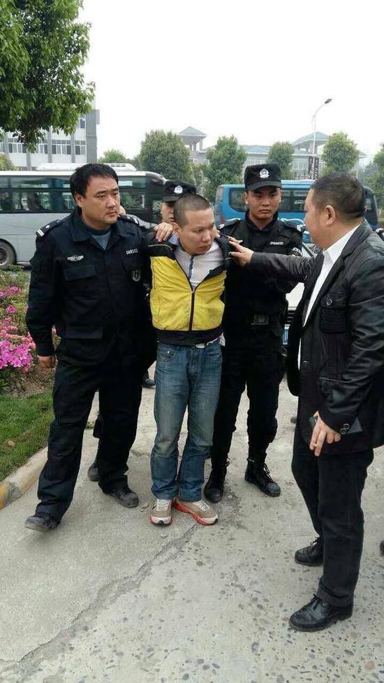 四川宜宾脱逃嫌犯落网 躲在涵洞内被发