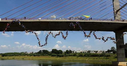 巴西149人集体蹦极 从30米高大桥跳下创纪录