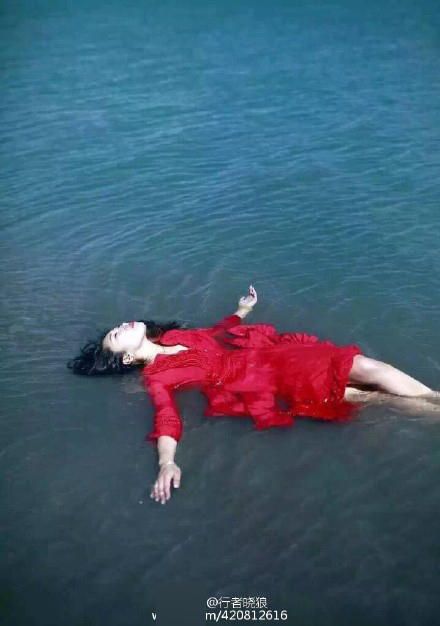 有人认为女子的行为"对藏文化不尊重",也有网友认为不宜过早定论.