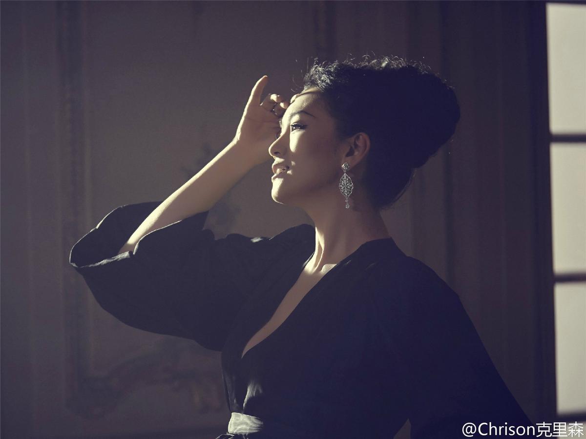 巩俐拍大片珠光宝气 举手投足间霸气侧漏