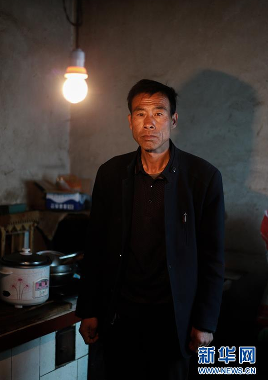 4月19日,刘生家站在家里唯一的灯下.
