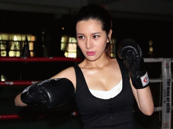 性感美女电梯间5秒ko色狼 原来是拳王徐琰女友