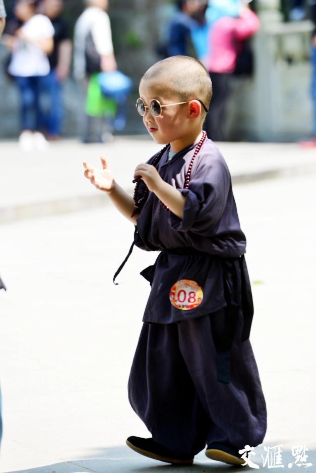 南京现超萌"小和尚" 穿居士服戴佛珠