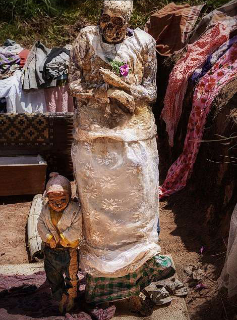 印度奇葩习俗:挖亲人尸体清洗游街