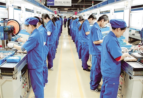 图为正泰电器配一制造部精益生产线. 经济日报记者 张 玫摄