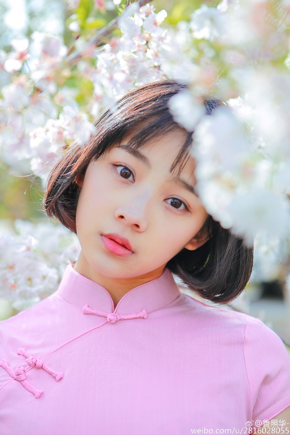 鲁照华-在微博晒出多套写真,照片里的她表现出短发女生也能性感与可爱