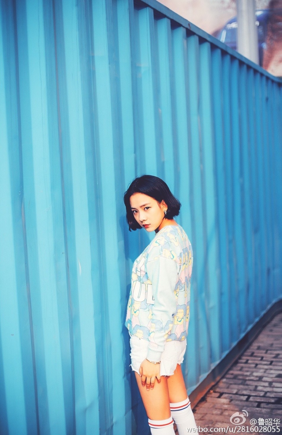 鲁照华-在微博晒出多套写真,照片里的她表现出短发女生也能性感与可爱