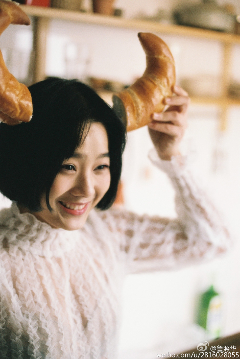 鲁照华-在微博晒出多套写真,照片里的她表现出短发女生也能性感与可爱