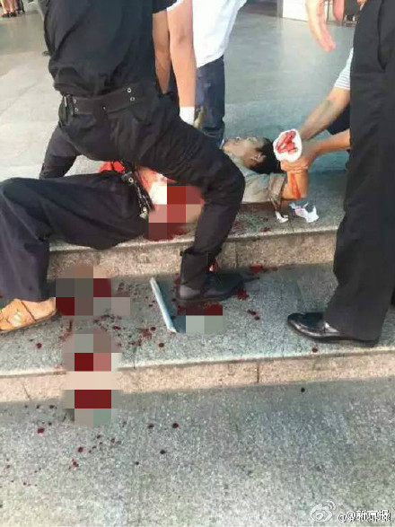 深圳一男子在沙井客运站持刀砍伤7人 已被警方抓获