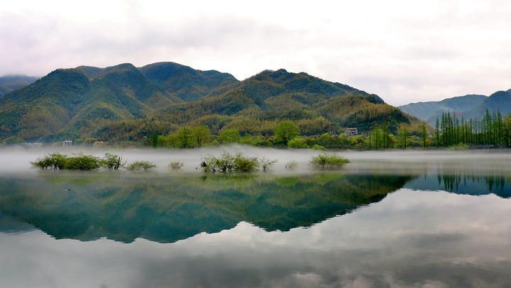 一組衢州市烏溪江國家溼地公園山清水秀和環境保護治理的景象.