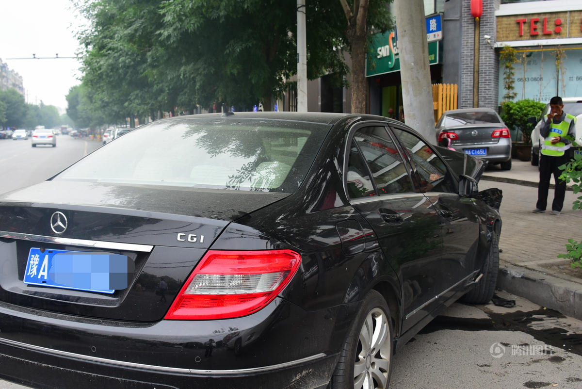 郑州妙龄女开奔驰撞电线杆自称就是想死