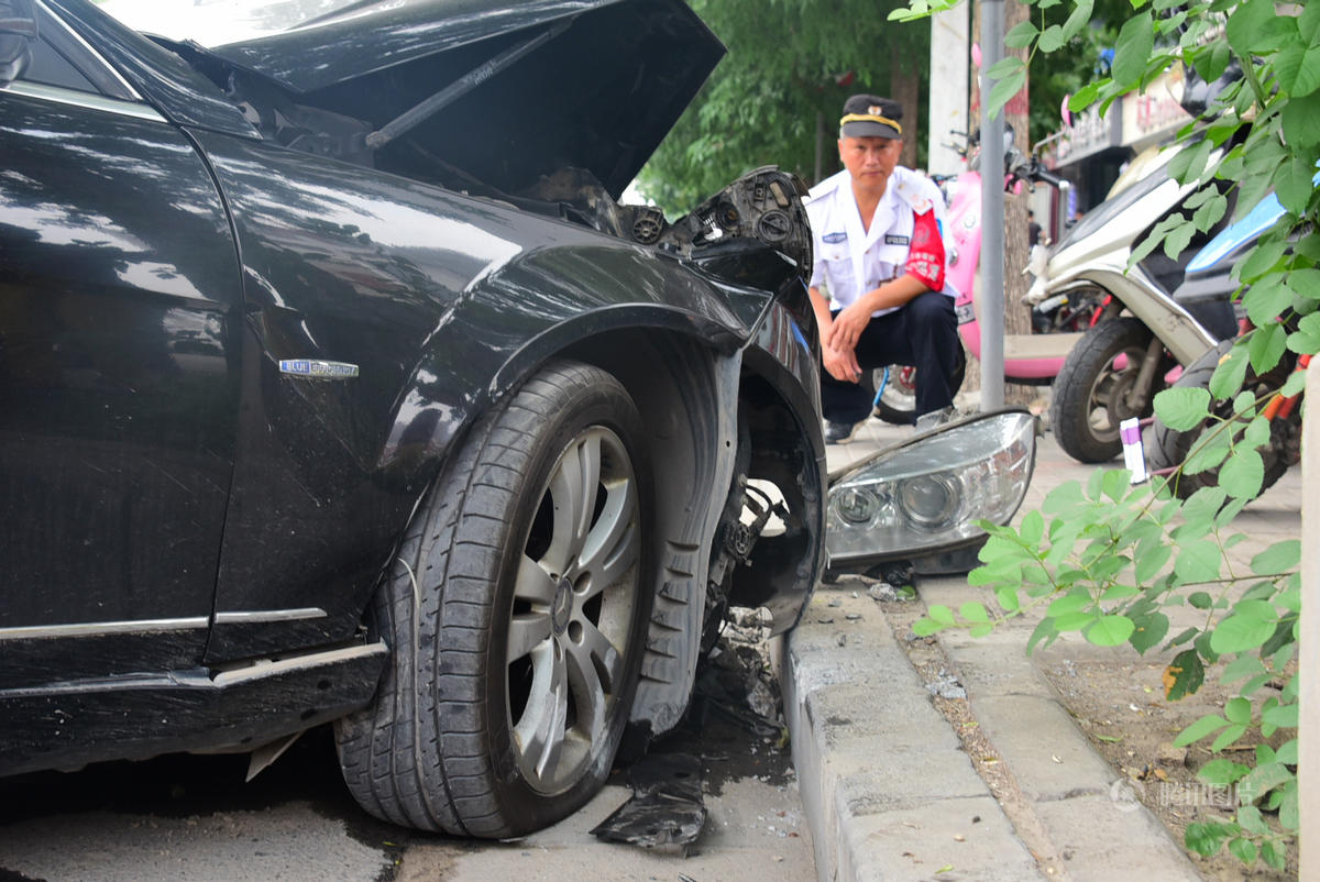 郑州妙龄女开奔驰撞电线杆自称就是想死