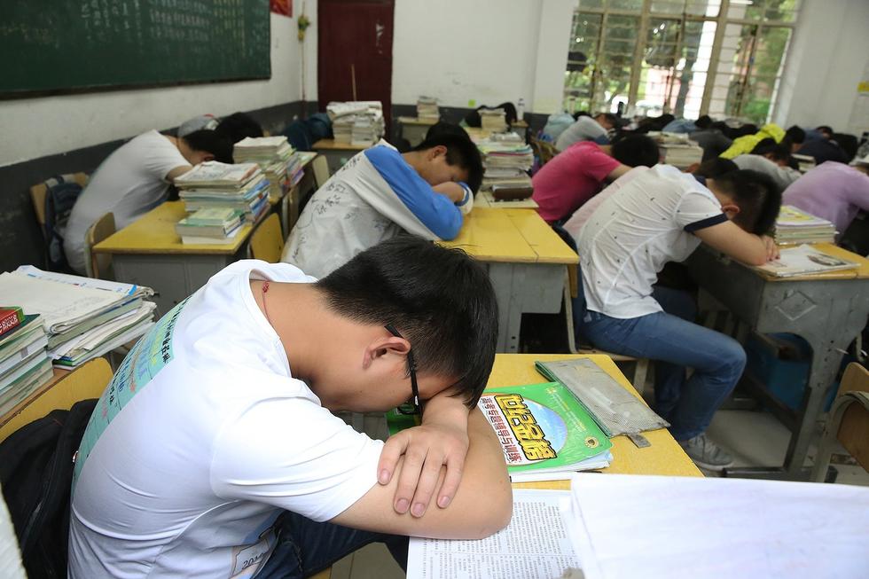高考冲刺:安徽千名中学生趴课桌午休