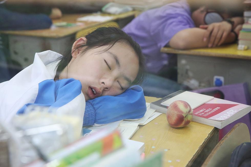 高考冲刺:安徽千名中学生趴课桌午休