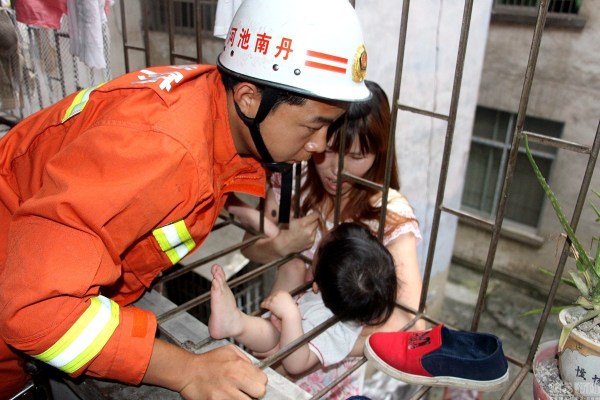 3岁女孩头卡防盗网 女邻居托举20分钟等救援