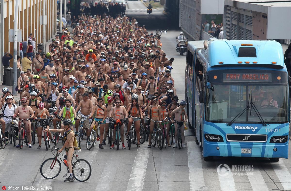 世界裸体自行车日 墨西哥民众裸骑呼吁环保
