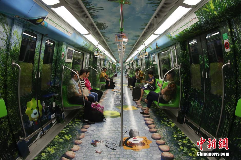 南京地铁车厢变"清凉世界"充满夏日风情