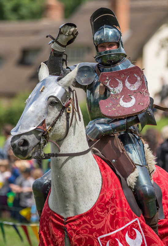 同男骑士在马背上进行长矛比武的画面,场面令人震撼