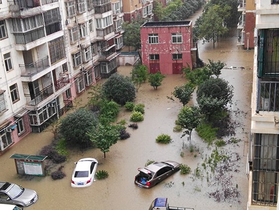 2016年7月2日,武汉城区持续遭受暴雨袭击,江夏区文化路附近的欣鑫家园