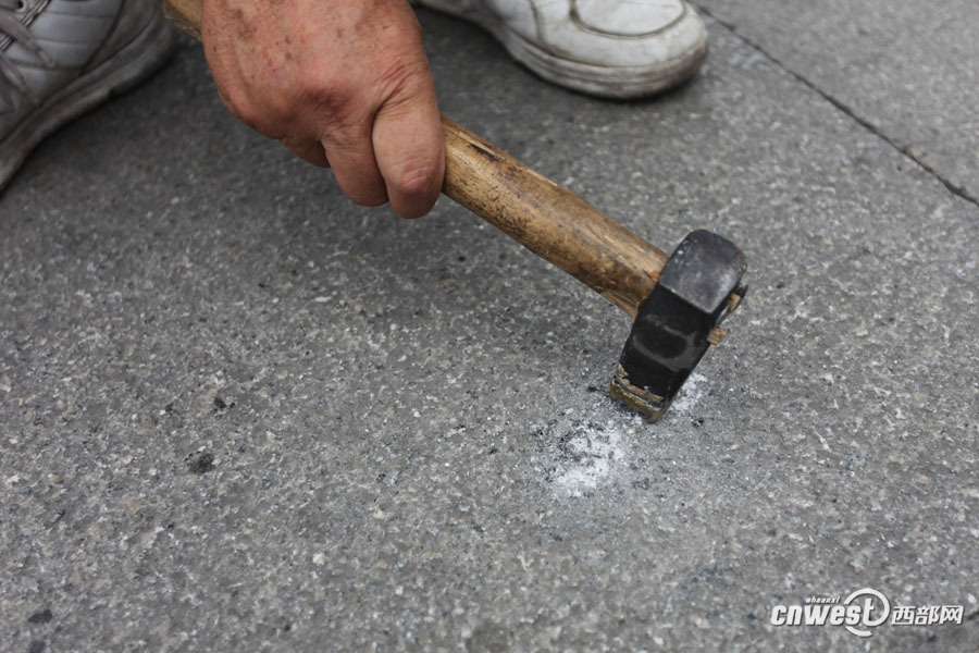 他们用榔头敲30下才清理掉地上的口香糖