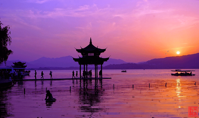 在杭州,老杭州永远值得期待的是西湖的美景~如果你想体味杭州的味道!