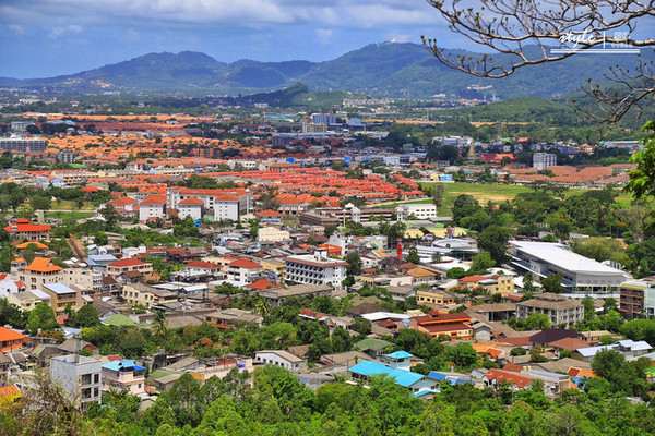 在普吉岛观景台可以俯瞰整个普吉镇,红瓦白墙非常的显眼.