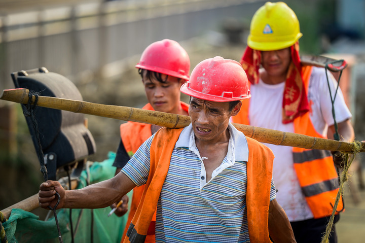 挥汗如雨!向高温下的劳动者致敬