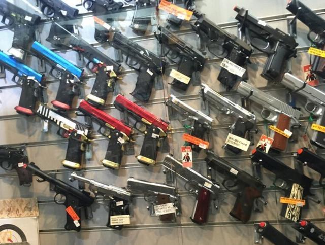 资料图:香港街头的塑料气枪店内景