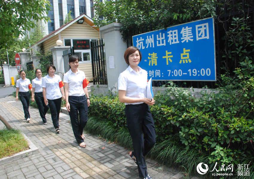 10名女檢查人員袖戴督查員的紅袖章進行巡查.