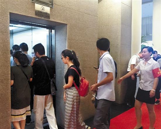 写字楼白领不挤不抢排队等电梯 告别电梯焦虑症